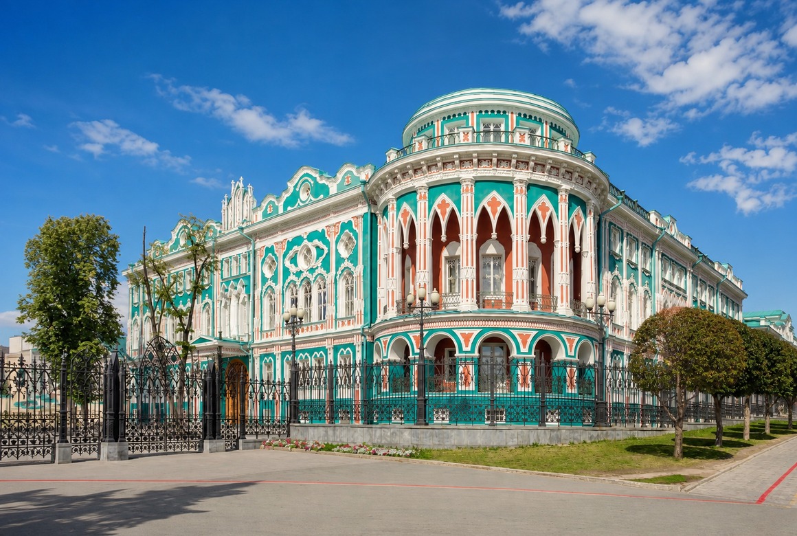 Дом Севастьянова в Екатеринбурге на фоне голубого неба